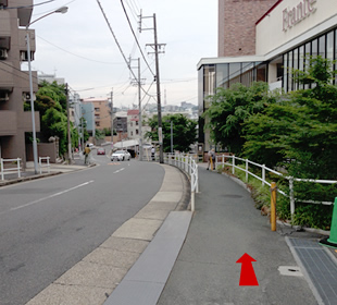 フランテ横の坂を下る